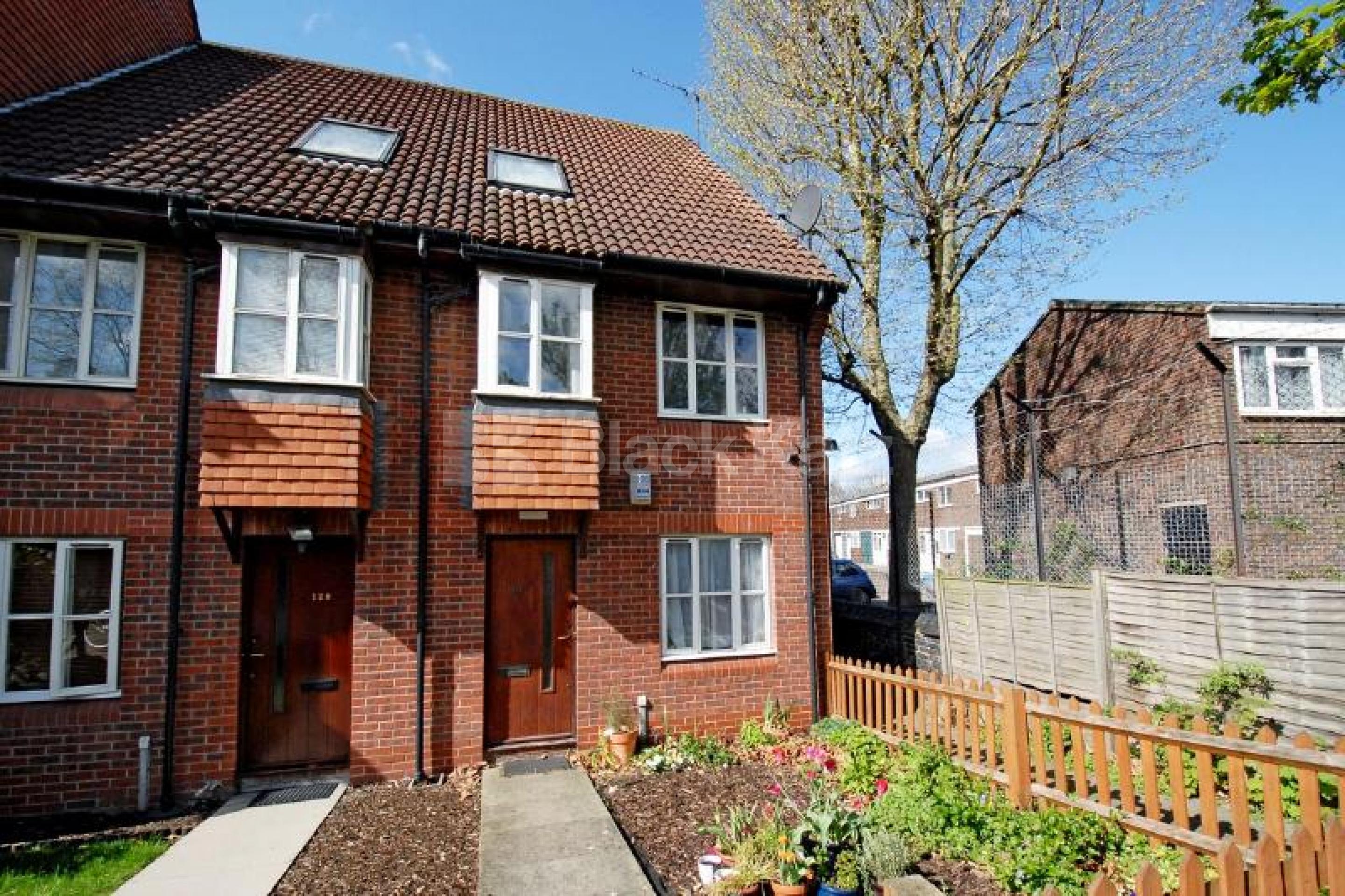 			NEAR KINGS CROSS!, 1 Bedroom, 1 bath, 1 reception Flat			 Bunning Way, CALEDONIAN ROAD N7